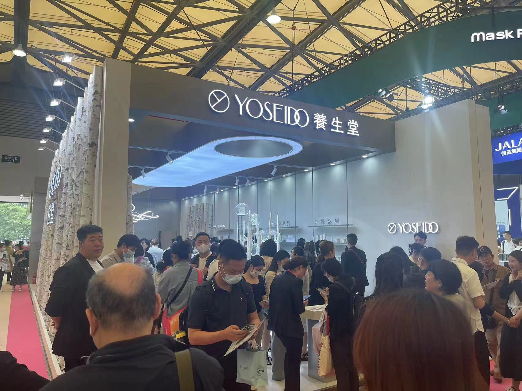 軍興溢美走進第27屆CBE上?；瘖y品展